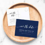 Bearbeitbarer Hintergrund Relax-Skript Save the Da Ankündigungspostkarte<br><div class="desc">Stilvolle Save the Date Postkarte mit den Worten "Save the Date" in einem entspannenden kursiven Skript in Weiß vor einem bearbeitbaren Hintergrund Farbe (klicken Sie anpassen, um die Farbe zu ändern). Personalisieren Sie es, indem Sie den Platzhalter-Text ersetzen. Für weitere Optionen, wie zum Beispiel den Schriftart zu ändern und ihn...</div>