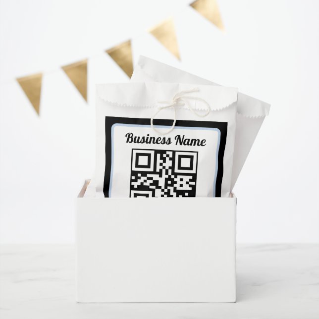 Bearbeitbarer QR-Code & Text mit hellblauem Rand Geschenktütchen (Party)