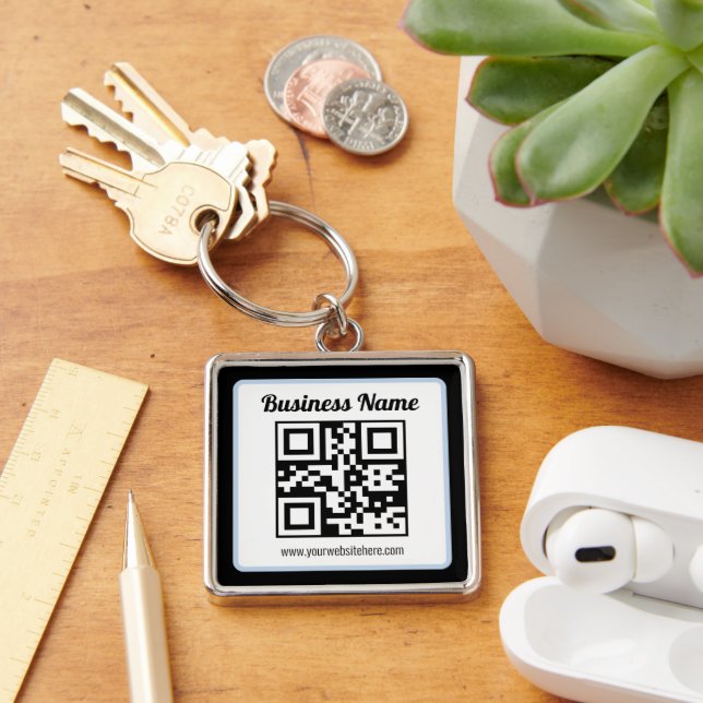 Bearbeitbarer QR-Code & Text mit hellblauem Rand Schlüsselanhänger (Schreibtisch)