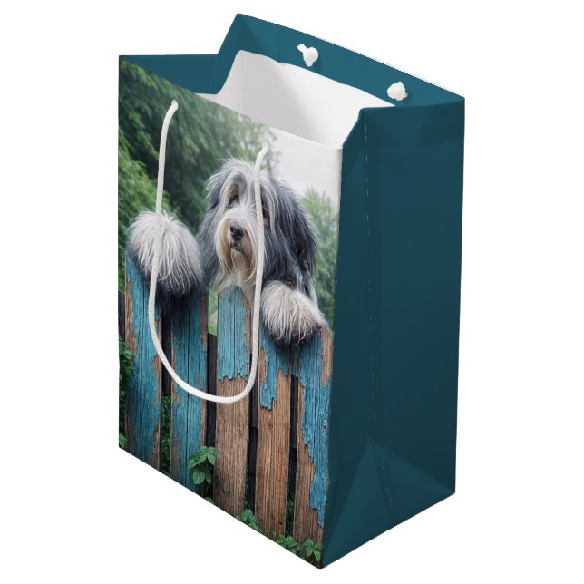 Bearded Collie Peeking Over a Fence Mittlere Geschenktüte (Vorderseite Schrägansicht)