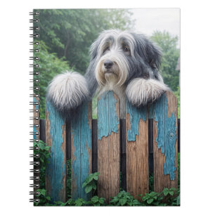 Bearded Collie Pinkeln über den alten Zaun Notizblock