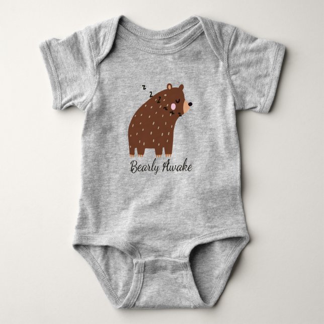 Bearly Awake fun Zitat niedlicher Cartoon Bär Tier Baby Strampler (Vorderseite)