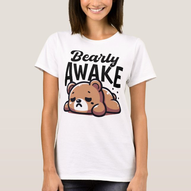 Bearly Awake Tired Bear Pub Funny T-Shirt (Vorderseite)