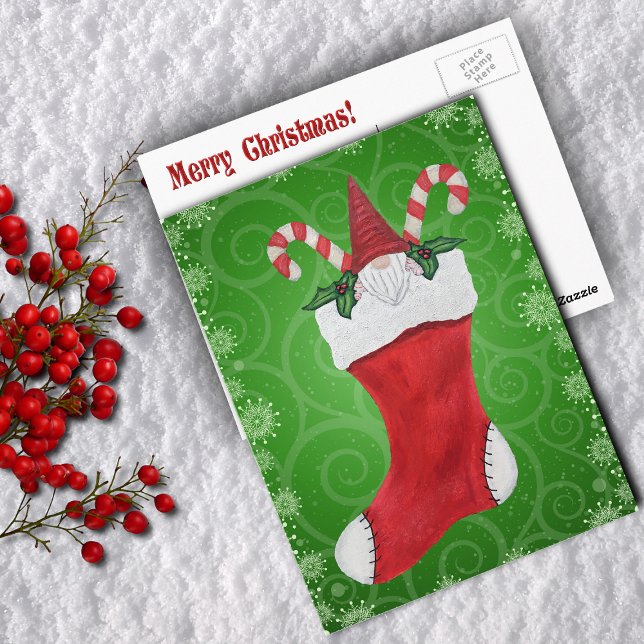 Bearted Gnome in Weihnachten Strumpf Grüne Wirbel Postkarte (Cute gnome in Christmas Stocking candy canes on green swirls Merry Christmas postcard.)