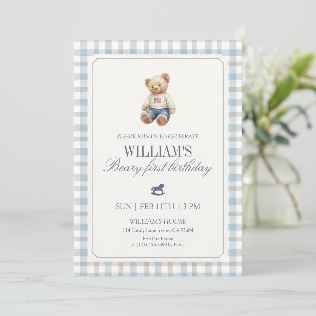Beary First Birthday Boy Teddy Bear Gingham Einladung (Stehend Vorderseite)