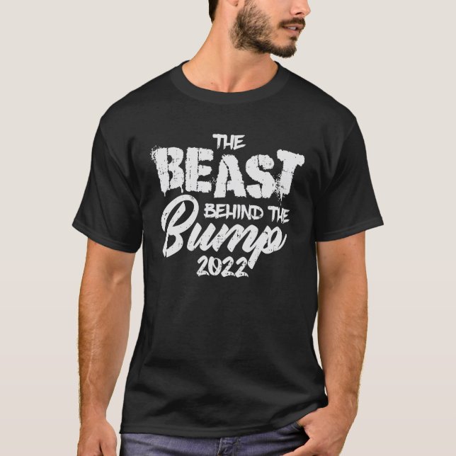 Beast Hinter dem Bump 2022 Schwangerschaft Ankündi T-Shirt (Vorderseite)