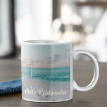 Beautiful Beach Christmas Mele Kalikimaka Custom Kaffeetasse<br><div class="desc">Diese hübsche Tasse am Meer besticht durch eine herrliche Küstenlandschaft bei Sonnenaufgang mit einer hübschen Typografie,  die Mele Kalikimaka liest oder Ihren eigenen Text ändert. Eine niedlich hawaiianische Art,  frohe Weihnachten im Stil zu sagen. Bring mich in diesem Urlaub an den Strand.</div>