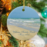 Beautiful Beach House Custom Family Name Year Keramik Ornament<br><div class="desc">Schönes Stranddekor mit herrlicher Küstenfotografie mit einem hübschen Sandpiper,  stehend am Ufer der Ozeanwellen an einem sonnigen Sommertag. Schöne blaue Wellen rollen auf dem Sandstrand,  wo Ihr Name in niedlicher aquamariner Typografie personalisiert ist. Ein schönes Weihnachtsgeschenk für eine Tochter,  Mutter,  Großmutter oder Enkelin.</div>