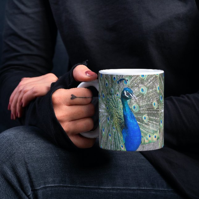 Beautiful Blue Peacock Plumage Foto Kaffeetasse (In Situ Held)