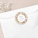 Beautiful Boho Botanische Gastgeschenk Hochzeit Runder Aufkleber<br><div class="desc">Dieses elegante und dennoch moderne Design mit Gaumenaufklebern bietet hübsche Aquarellbilder von böhmisch inspirierten Floraliner mit Ihren Namen und Ihrem Hochzeitstag. Dieses zeitlose Design ist eine ausgezeichnete Wahl für viele Arten von Veranstaltungen, von klassisch bis boho. Individuell gestaltete Vorzugsetiketten ergänzen Ihren Hochzeitsempfang oder Ihr Brautparty ... und fügen diese besondere...</div>