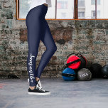 Beautiful Chic Dark Blue Script Leggings<br><div class="desc">Schöne dunkelblaue Leggings mit weißer Kalligraphie-Schrift. Sie können den Text anpassen.</div>