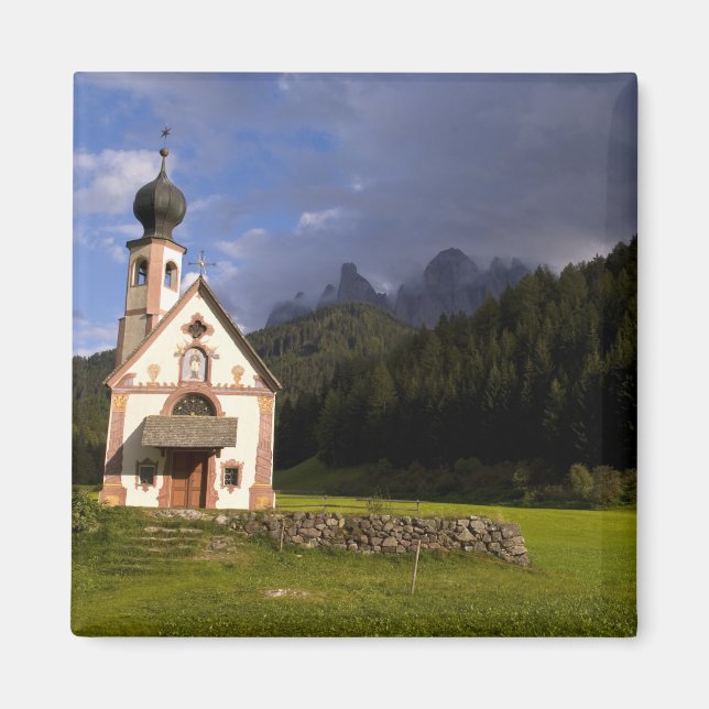 Beautiful isolated lonely church called Rainui Magnet (Vorne)
