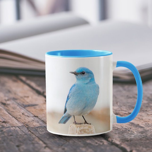 Beautiful Mountain Bluebird on Beach Stump Tasse (Mountain Bluebird on Beach Driftwood 11 oz Coffee Mug Cover Photo.)