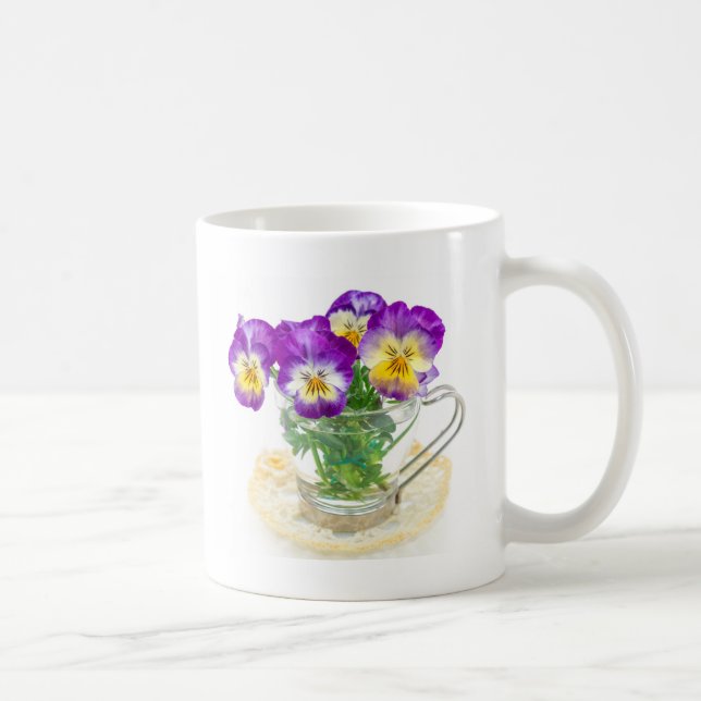 beautiful pansy flowers isolated in a cup tasse (Rechts)