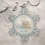 Beautiful Pearl 30. Jahrestag Schneeflocken Zinn-Ornament<br><div class="desc">Mit einer schönen Perle kann dieser schicke 30-jährige Hochzeitssenkeepake mit Ihren Perljubiläumsinformationen auf Perlenhintergrund personalisiert werden. Entwickelt von Thisisnotme©</div>