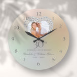 Beautiful Pearl Heart Foto 30 Jahre Jubiläum Große Wanduhr<br><div class="desc">Dieses elegante 30-jährige Hochzeitsfest-Uhrwerk mit seinem besonderen Foto in einem Perlenherz kann mit Ihren Perljubiläumsinformationen auf Perlenhintergrund personalisiert werden. Entwickelt von Thisisnotme©</div>