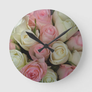 Beautiful Pink White Roses Flower Bouquet Runde Wanduhr