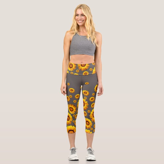 Beautiful yellow flowers on gray background capri leggings (Vorderseite)