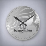 Beauty Salon Individuelle Name Platinum Silver Met Runde Wanduhr<br><div class="desc">Fügen Sie Ihren Boutiquen-Namen in die individuell anpassbare metallische Imitat Folie platinsilber silbergraue dekorative Wanduhr</div>