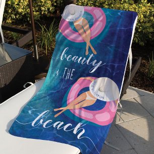 Beauty & The Beach Ocean Kaukasische Frau auf Floß Strandtuch