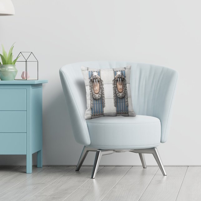 Beaux Arts Walrus Skulptur Custom Monogram Kissen (Von Creator hochgeladen)