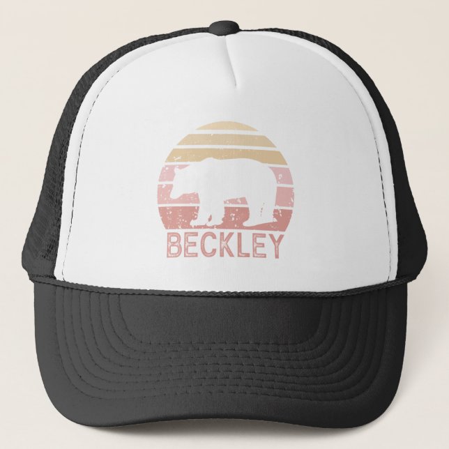Beckley West Virginia Retro Bear Truckerkappe (Vorderseite)