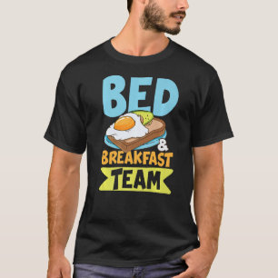 Bed Breakfast Team für Frühaufsteher für Männer un T-Shirt