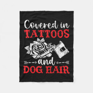 Bedeckt in Tattoos und Hundefellen Tattoo Fleecedecke