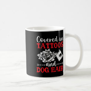 Bedeckt in Tattoos und Hundefellen Tattoo Kaffeetasse