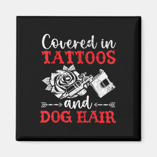 Bedeckt in Tattoos und Hundefellen Tattoo Magnet