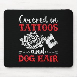 Bedeckt in Tattoos und Hundefellen Tattoo Mousepad