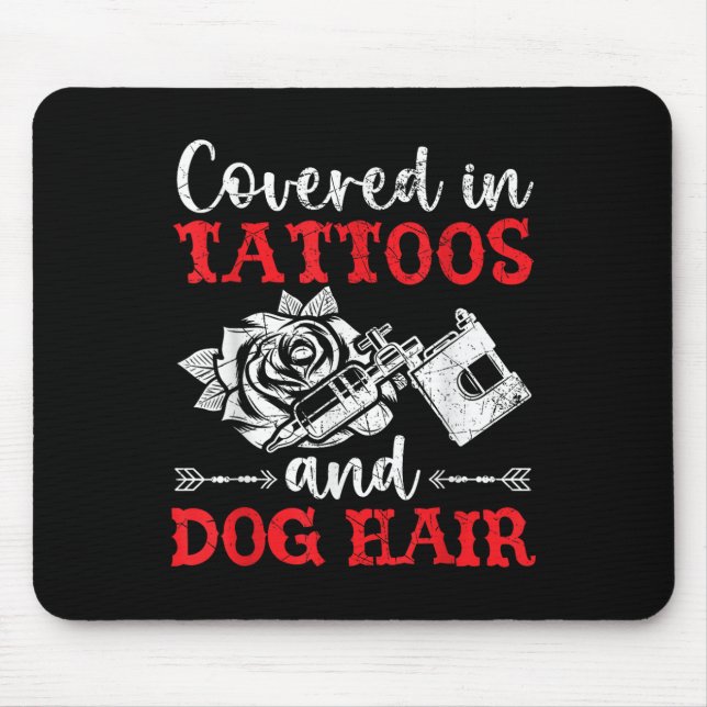 Bedeckt in Tattoos und Hundefellen Tattoo Mousepad (Vorne)