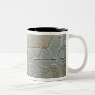 Bedienstete, die einen Oryx und eine Antilope Zweifarbige Tasse