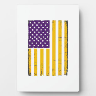 Bedrängte lila und goldene amerikanische Flagge Ve Fotoplatte
