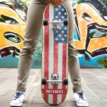 Bedrückte amerikanische Flagge Patriotic Skateboard<br><div class="desc">Zeigen Sie Ihren patriotischen Geist mit unserem beängstigenden amerikanischen Flag Patriotic Skateboard! Dieses beeindruckende Design besticht durch eine Vintag inspiriert amerikanische Flagge mit einer bedrückten Textur und verleiht dem Ganzen eine Touch rauen Charmes. Dieses Board ist perfekt für Skateboarder, die ihre Liebe für die USA präsentieren wollen. Es vereint Stil...</div>