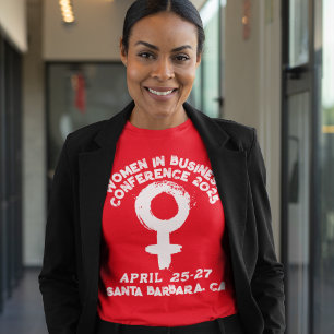 Bedrückte Frauen im T - Shirt der Wirtschaftskonfe