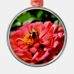 Bee and coral zinnia ornament aus metall