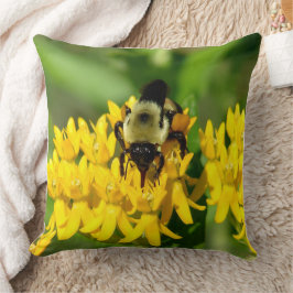 Bee Feasting on Butterfly Weed Wildflowers Kissen