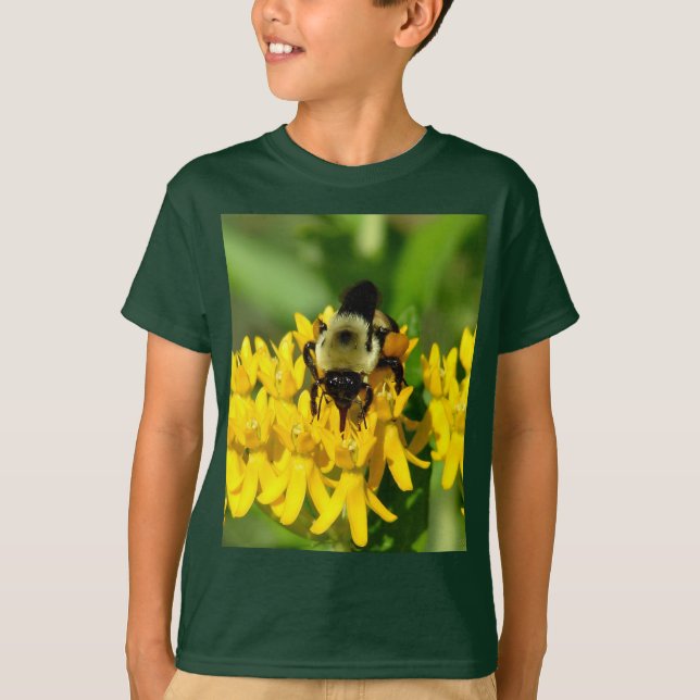 Bee Feasting on Butterfly Weed Wildflowers T-Shirt (Vorderseite)