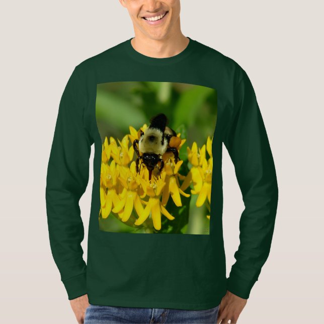 Bee Feasting on Butterfly Weed Wildflowers T-Shirt (Vorderseite)