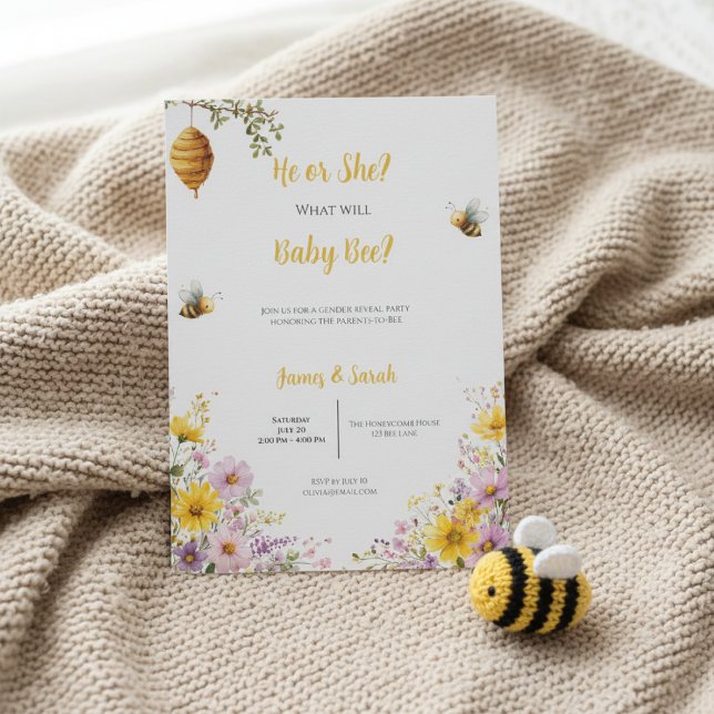 Bee Gender Reveal • What Will Baby Bee Einladung (Baby Bee gender reveal invitation on beige knit blanket with crochet bee toy in soft daylight)