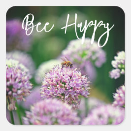 Bee Happy mit Lila Allium Blume Motivierend Quadratischer Aufkleber