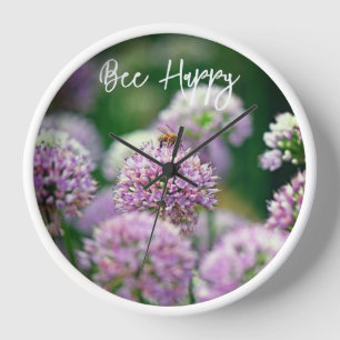 Bee Happy mit Lila Allium Blume Motivierend Uhr