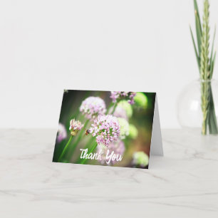 Bee Happy mit Lila Diagonal Allium Blume Dankeskarte