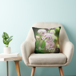 Bee Happy mit Lila Diagonal Allium Blume Kissen