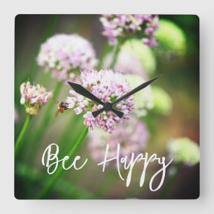 Bee Happy mit Lila Diagonal Allium Blume Quadratische Wanduhr