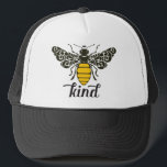Bee Kind | Seien Sie freundlich | Verzierte Biene Truckerkappe<br><div class="desc">Dieses Hutdesign zeigt eine verzierte Biene auf der Vorderseite mit dem Werk "kind" unten in einem Skript-Schriftart geschrieben. Das Bienendesign ist schwarz und gelb auf einem hellweißen Hintergrund.</div>