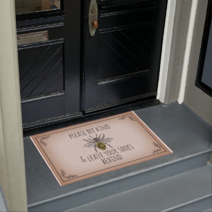 Bee Kind Verlasse Schuhe hinter Fußmatte