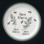 Bee Merry Christmas Evergreen Holiday Party Plate Pappteller<br><div class="desc">Verpassen Sie nicht die Gelegenheit, sich bei einem Treffen mit den bezaubernden Tellern zu treffen. Die Nachricht "BEE MERRY" wird auf einer großen weißen Papiertüte mit Urlaubsteilen und realistischen Honigbienen wiederholt. Oder - Sie können gesunde Honigkuchen backen oder mit Honig schmeckende Feiertagskekse mit Honigvereisen und mit Zellophan und einem roten...</div>