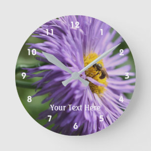 Bee On Purple Daisy Flower Runde Wanduhr